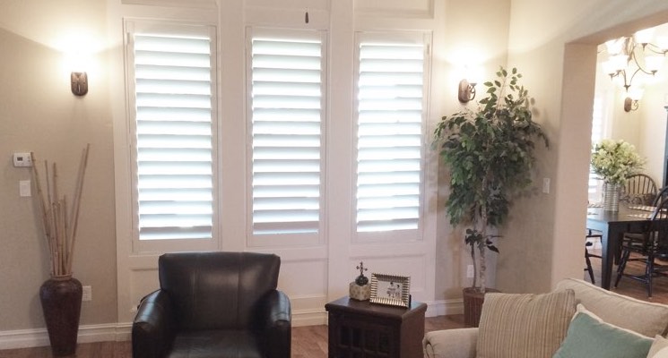 Bluff City family room white shutters